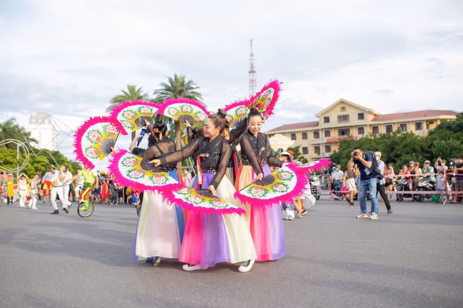 Những điệu múa giao thoa sắc màu Âu - Á trên đường phố.