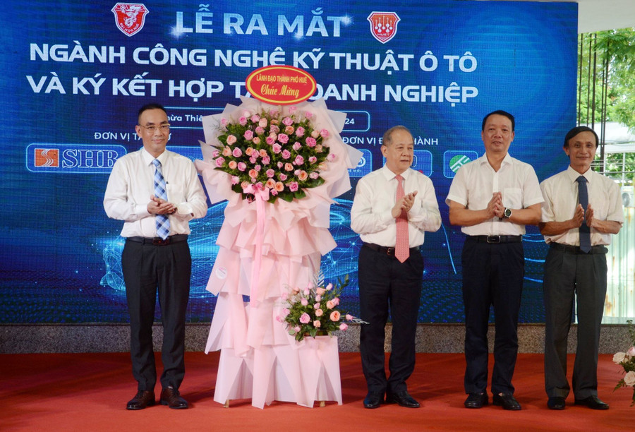 Lãnh đạo tỉnh Thừa Thiên Huế và TP Huế tặng hoa chúc mừng lễ ra mắt ngành Công nghệ kỹ thuật ô tô, Khoa Kỹ thuật và Công nghệ - Đại học Huế.