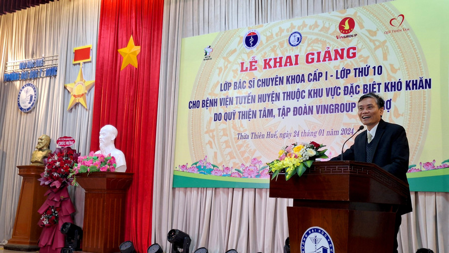 PGS.TS Hoàng Bùi Bảo, Phó Hiệu trưởng Trường Đại học Y – Dược, Đại học Huế phát biểu ở Lễ khai giảng. (Ảnh: Đại Dương) PGS.TS Hoàng Bùi Bảo, Phó Hiệu trưởng Trường Đại học Y – Dược, Đại học Huế phát biểu ở Lễ khai giảng. (Ảnh: Đại Dương)