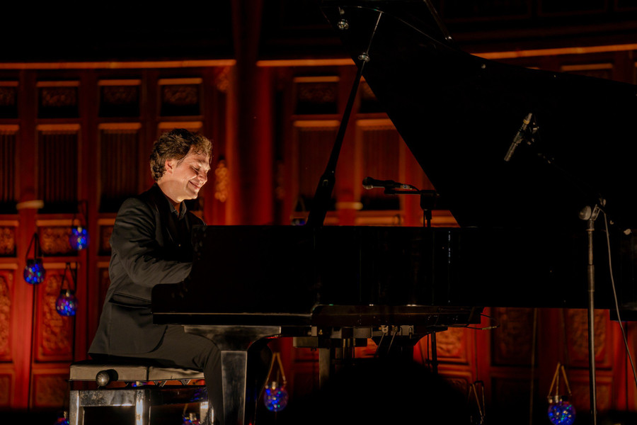 Nét thư thái trên khuôn mặt Steve Barakatt. Nét thư thái trên khuôn mặt Steve Barakatt.