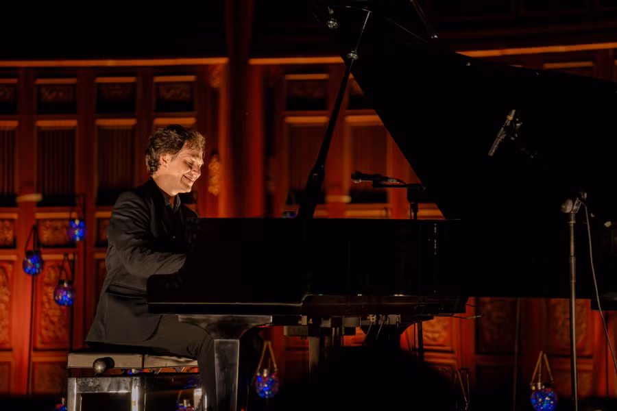 Nét thư thái trên khuôn mặt Steve Barakatt. Nét thư thái trên khuôn mặt Steve Barakatt.