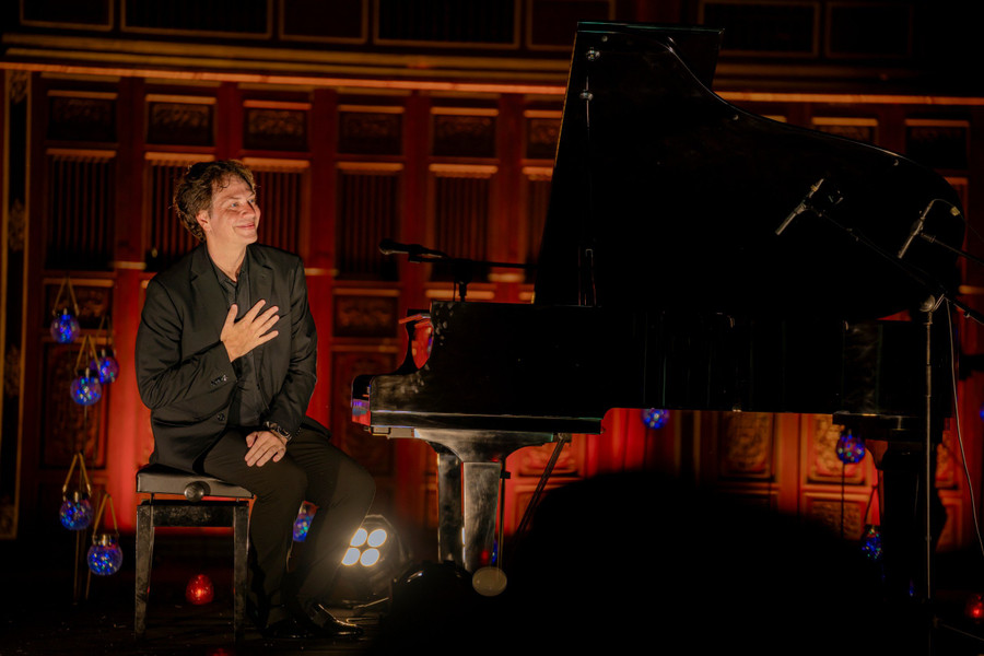 Steve Barakatt tri ân trước những tình cảm mến mộ khán giả Việt Nam. Steve Barakatt tri ân trước những tình cảm mến mộ khán giả Việt Nam.