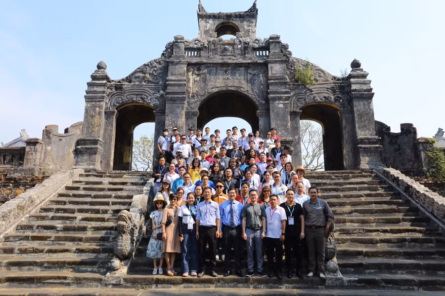 Các đoàn tham quan tại Văn Miếu Huế trong sáng 21/4. Các đoàn tham quan tại Văn Miếu Huế trong sáng 21/4.