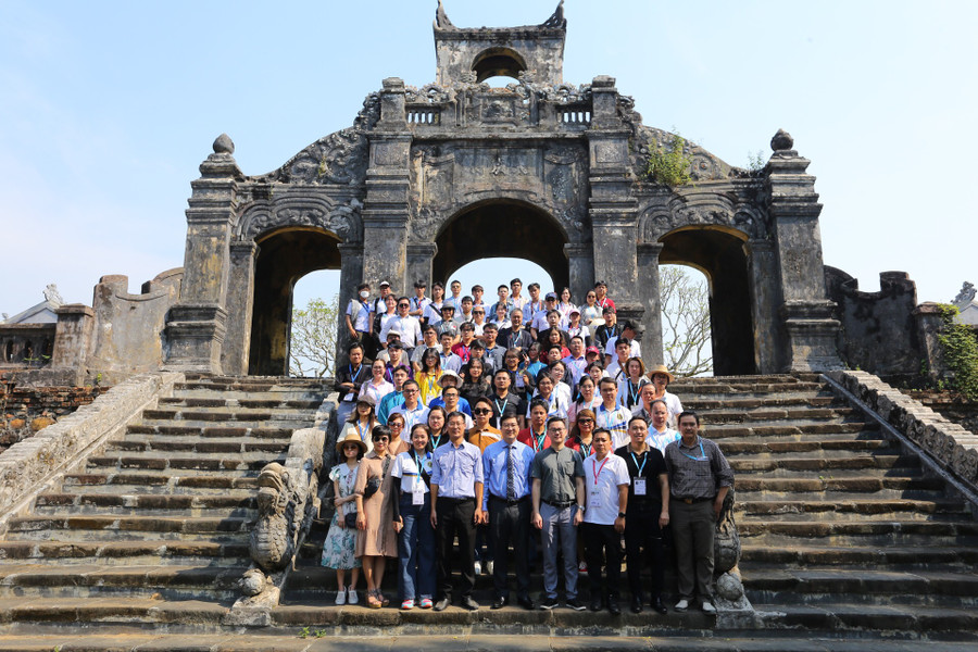 Các đoàn tham quan tại Văn Miếu Huế trong sáng 21/4.