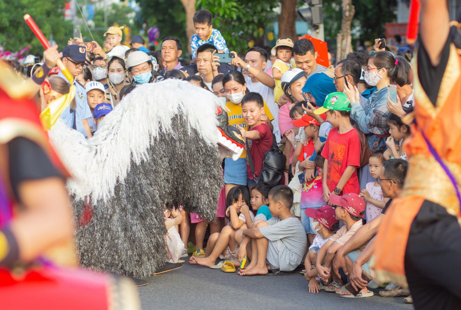 Các chú sư tử Nhật Bản "hù" em nhỏ đang xem.