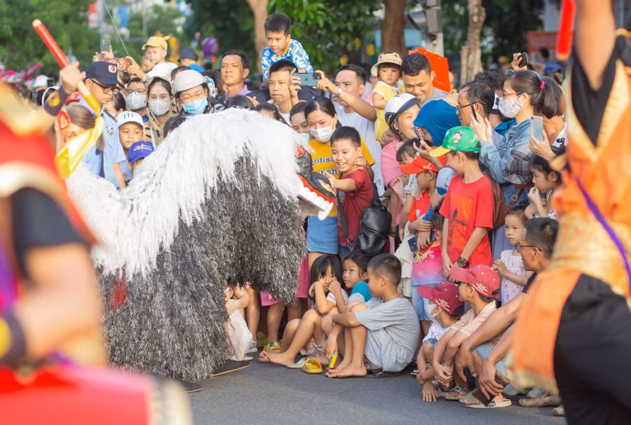 Các chú sư tử Nhật Bản "hù" em nhỏ đang xem.