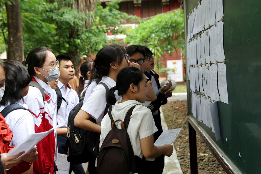 Học sinh tỉnh Thừa Thiên Huế đến điểm thi sớm xem thông tin trong tiết trời mát mẻ. (Ảnh: Đại Dương) Học sinh tỉnh Thừa Thiên Huế đến điểm thi sớm xem thông tin trong tiết trời mát mẻ. (Ảnh: Đại Dương)