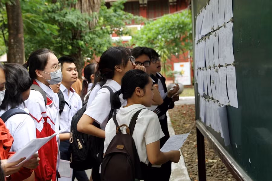 Học sinh tỉnh Thừa Thiên Huế đến điểm thi sớm xem thông tin trong tiết trời mát mẻ. (Ảnh: Đại Dương)