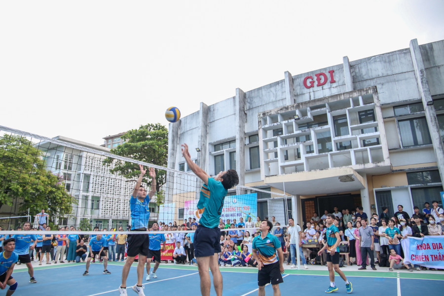 Vòng chung kết giải bóng chuyền diễn ra giữa 2 đội đến từ Khoa Địa lý và Trường THPT Thuận Hóa.