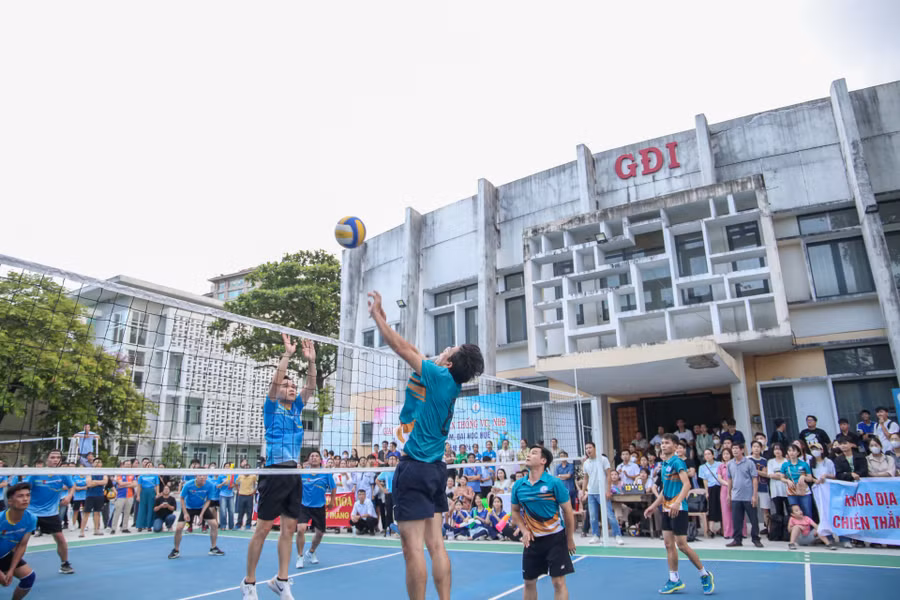 Vòng chung kết giải bóng chuyền diễn ra giữa 2 đội đến từ Khoa Địa lý và Trường THPT Thuận Hóa.