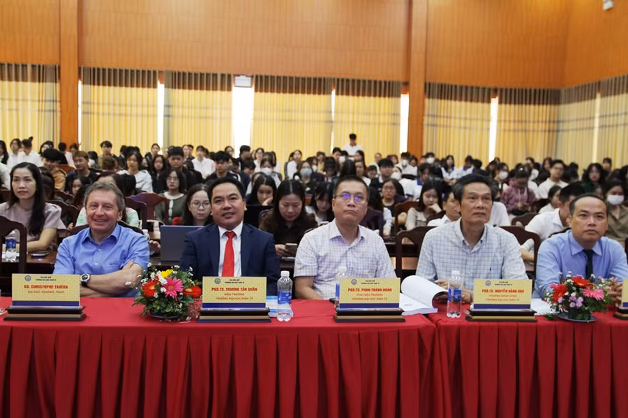 Lãnh đạo Trường ĐH Kinh tế, ĐH Huế và các thầy cô tham dự Hội nghị.