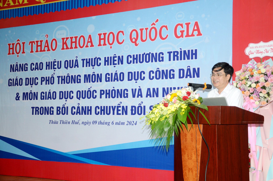 PGS.TS Nguyễn Thành Nhân, Phó Hiệu trưởng phụ trách Trường ĐH Sư phạm, ĐH Huế phát biểu chúc mừng Hội thảo. PGS.TS Nguyễn Thành Nhân, Phó Hiệu trưởng phụ trách Trường ĐH Sư phạm, ĐH Huế phát biểu chúc mừng Hội thảo.