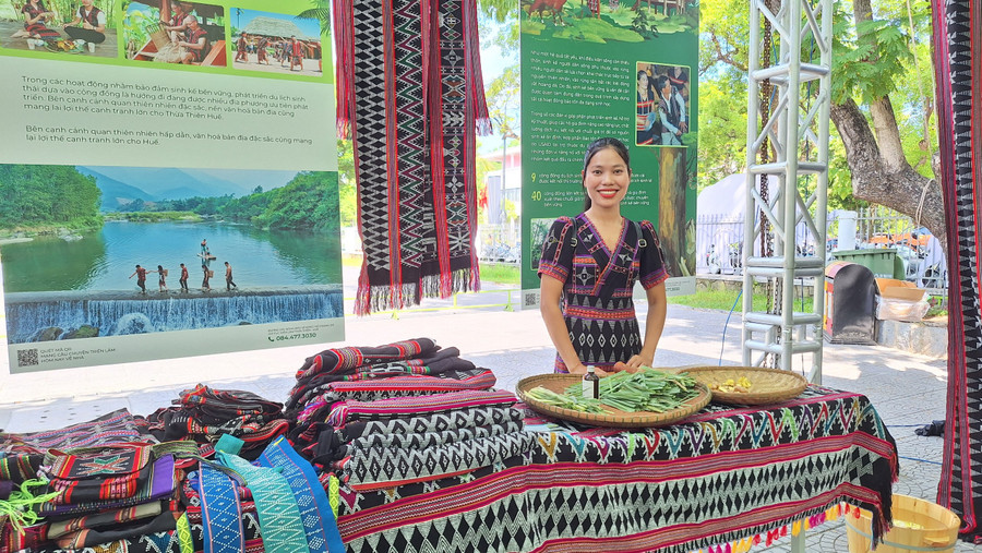 Gian hàng các sản phẩm du lịch cộng đồng của đồng bào dân tộc thiểu số tại Triển lãm.