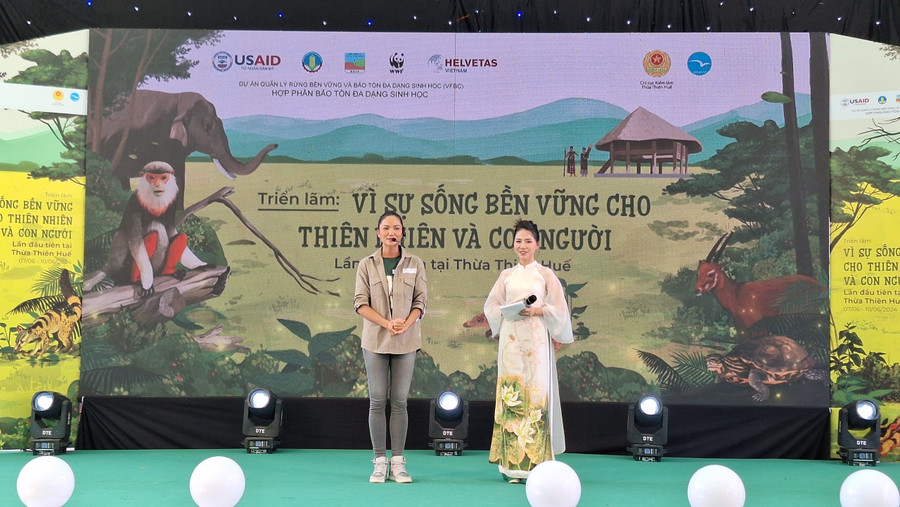 Hoa hậu Hoàn vũ Việt Nam 2017 H’hen Niê (trái) giao lưu cùng khán giả.