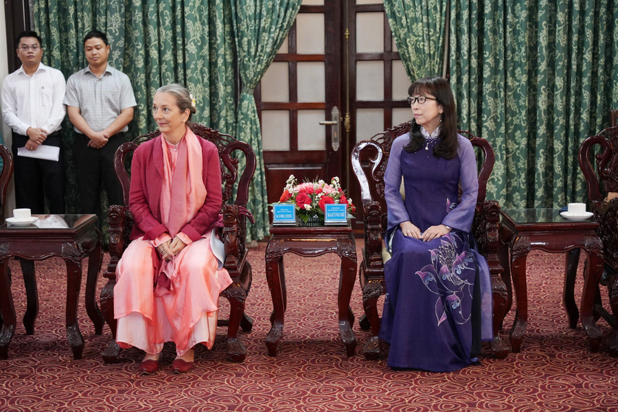 Bà Andrea Teufel, Quốc tịch Đức, Trưởng Đại diện Hội Bảo tồn Di sản Văn hóa Đức (trái) và bà Kazuyo Watanabe, Quốc tịch Nhật Bản, Chủ tịch Liên đoàn Chăm sóc Trẻ em châu Á - Nhật Bản (phải). Bà Andrea Teufel, Quốc tịch Đức, Trưởng Đại diện Hội Bảo tồn Di sản Văn hóa Đức (trái) và bà Kazuyo Watanabe, Quốc tịch Nhật Bản, Chủ tịch Liên đoàn Chăm sóc Trẻ em châu Á - Nhật Bản (phải).