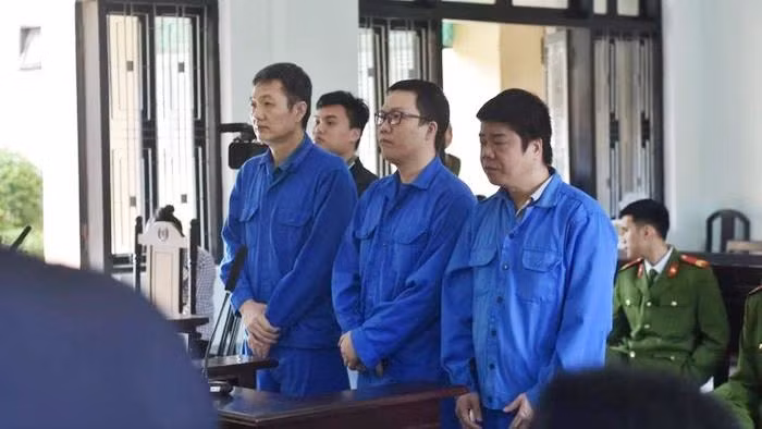 Tống Phước Hoàng Hưng, Công ty TNHH đầu tư và phát triển Khải Tín (giữa) và 2 đồng phạm trong cùng công ty lừa đảo hơn 23 tỷ đồng bị tuyên án tù tổng cộng 42 năm. (Ảnh: N.D)