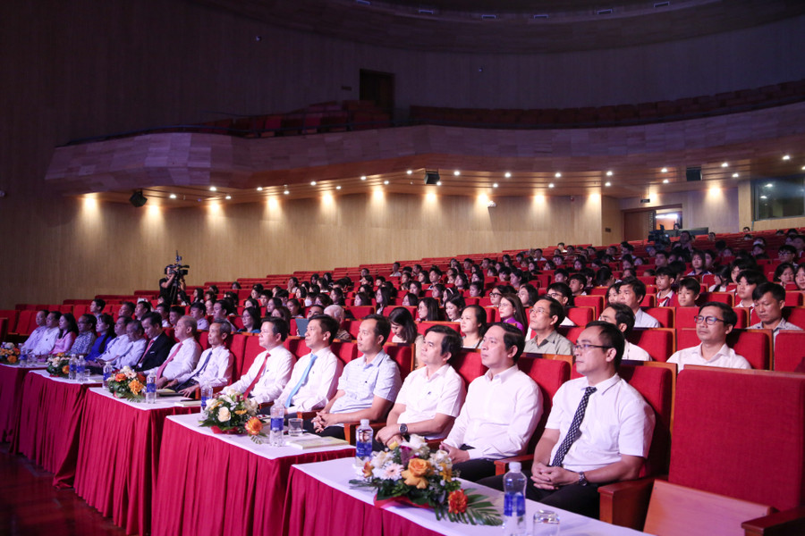 Các đại biểu, khách mời và hàng trăm học sinh, giáo viên tham dự chương trình. Các đại biểu, khách mời và hàng trăm học sinh, giáo viên tham dự chương trình.