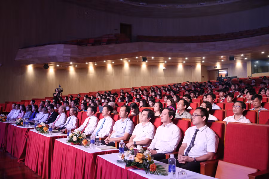 Các đại biểu, khách mời và hàng trăm học sinh, giáo viên tham dự chương trình.