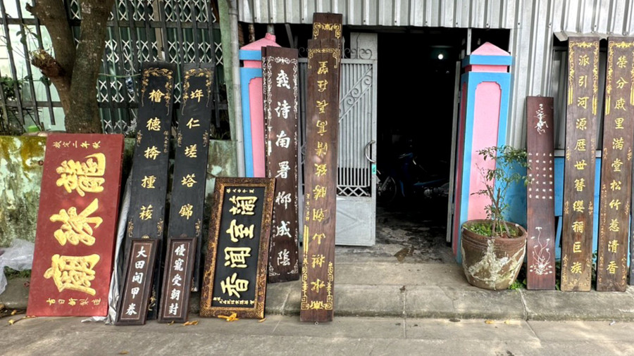 Rất nhiều đồ thờ tự có giá trị tại các đình làng, nhà thờ, di tích... bị 2 tên Diệp và Thắng trộm cắp thời gian dài. Rất nhiều đồ thờ tự có giá trị tại các đình làng, nhà thờ, di tích... bị 2 tên Diệp và Thắng trộm cắp thời gian dài.