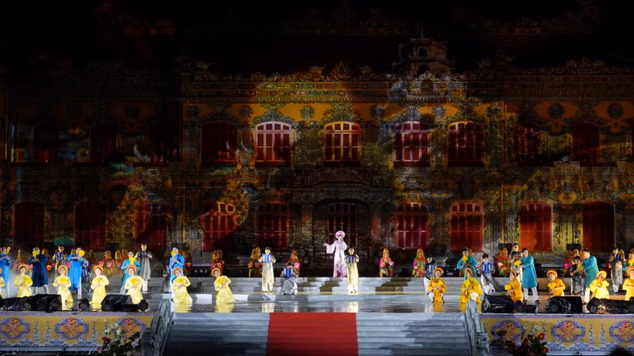 Hình ảnh rồng chiếu lên trên tường điện Kiến Trung trong tiết mục nghệ thuật đêm khai mạc.