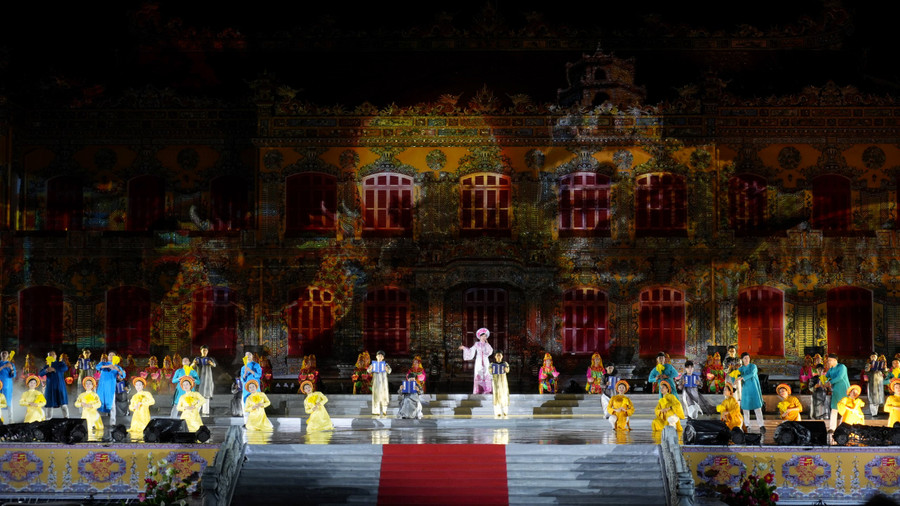 Hình ảnh rồng chiếu lên trên tường điện Kiến Trung trong tiết mục nghệ thuật đêm khai mạc.