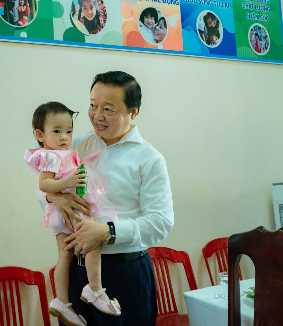 Phó Thủ tướng ân cần thăm hỏi các cháu bé được nuôi dạy tại Làng trẻ em SOS và đánh giá cao tình yêu thương của các thầy, cô đối với học sinh.