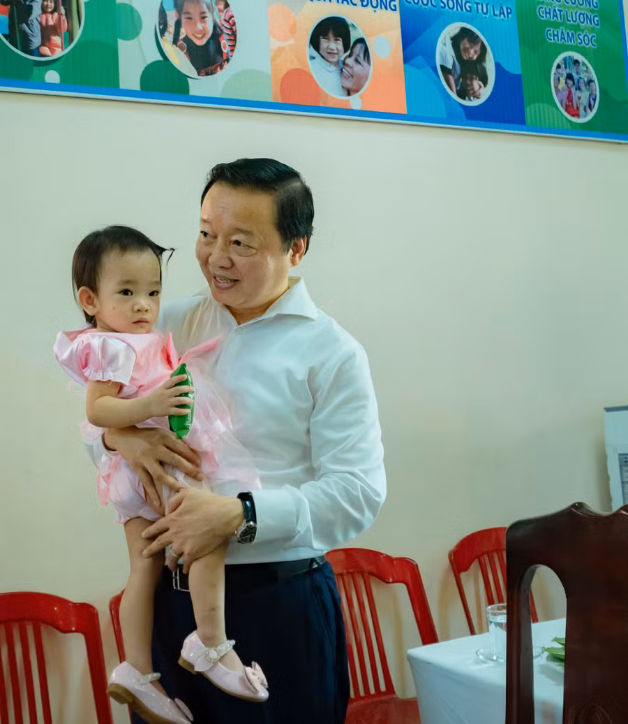 Phó Thủ tướng ân cần thăm hỏi các cháu bé được nuôi dạy tại Làng trẻ em SOS và đánh giá cao tình yêu thương của các thầy, cô đối với học sinh.