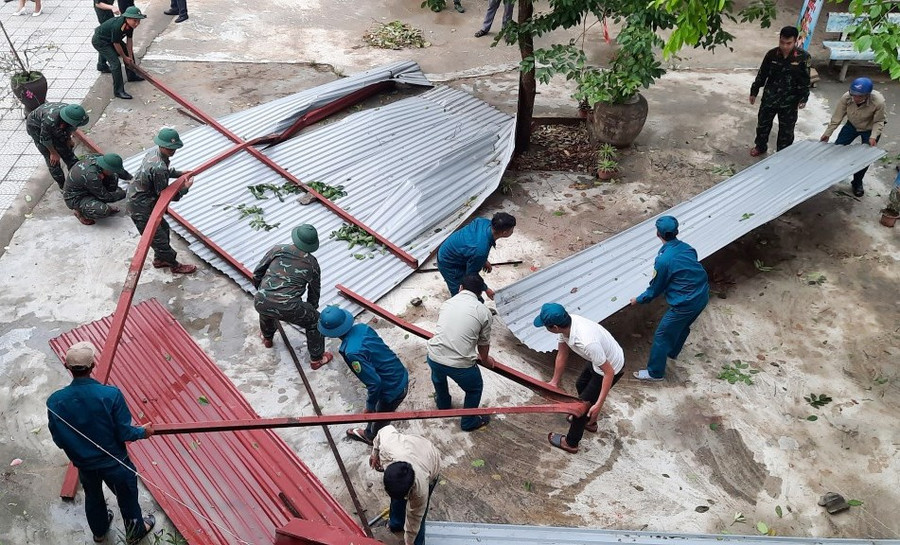 Dự kiến đầu tuần sau nhà trường sẽ được lợp xong mái và các phòng học. (Ảnh: V.T) Dự kiến đầu tuần sau nhà trường sẽ được lợp xong mái và các phòng học. (Ảnh: V.T)