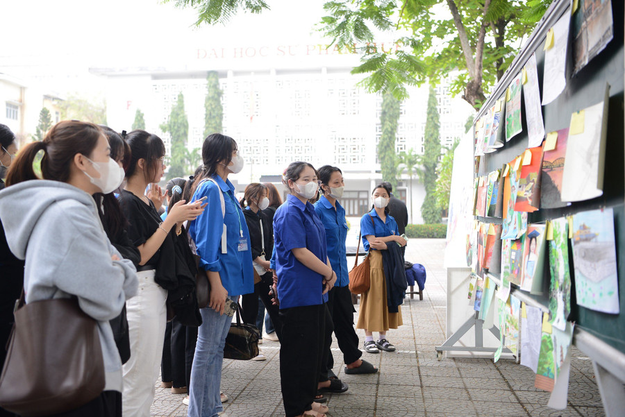 Hội thi thu hút đông đảo học sinh, sinh viên Trường ĐH Sư phạm và Trường ĐH Nghệ thuật tham gia. Hội thi thu hút đông đảo học sinh, sinh viên Trường ĐH Sư phạm và Trường ĐH Nghệ thuật tham gia.