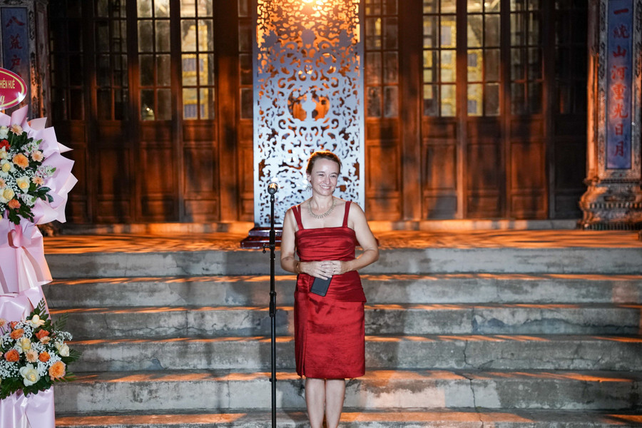 Tham tán Hợp tác và hoạt động văn hóa Đại sứ quán Pháp tại Việt Nam, kiêm nhiệm Giám đốc Viện Pháp tại Huế - bà Sophie Maysonnave phát biểu khai mạc Lễ hội Ánh sáng. Tham tán Hợp tác và hoạt động văn hóa Đại sứ quán Pháp tại Việt Nam, kiêm nhiệm Giám đốc Viện Pháp tại Huế - bà Sophie Maysonnave phát biểu khai mạc Lễ hội Ánh sáng.