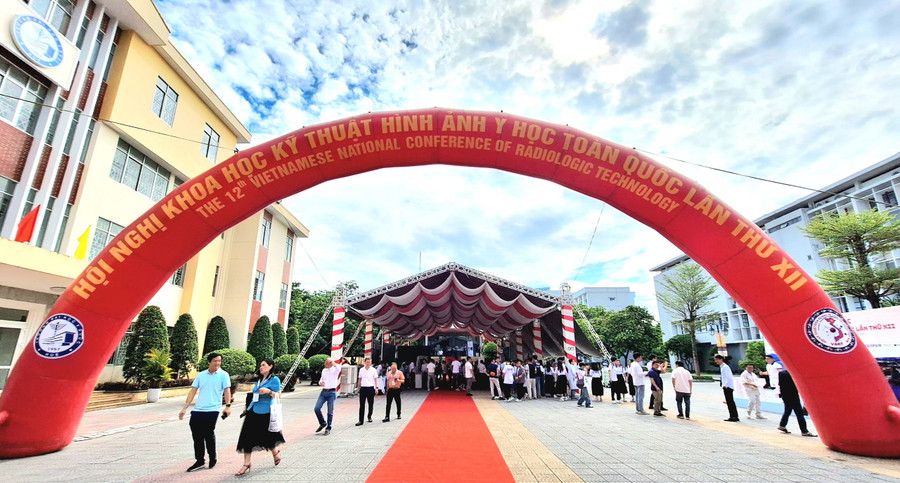 Hội nghị có sự tham dự trực tiếp hơn 400 đại biểu và trên 300 đại biểu trực tuyến. Hội nghị có sự tham dự trực tiếp hơn 400 đại biểu và trên 300 đại biểu trực tuyến.