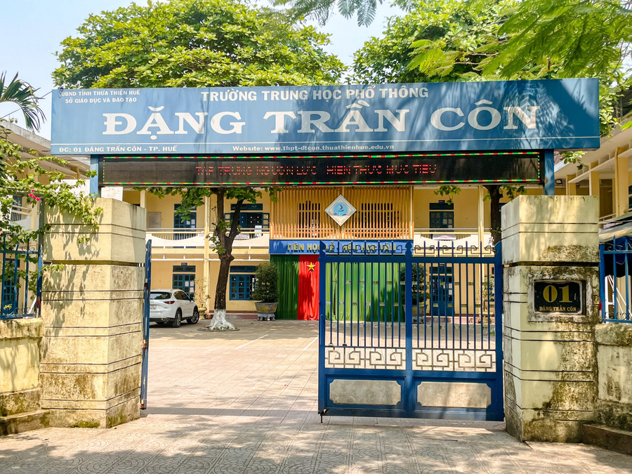 Sự việc các học sinh Trường THPT Đặng Trần Côn không đi dã ngoại bị Hiệu trưởng nhà Trường bắt đi vệ sinh lao động khiến rất nhiều phụ huynh bức xúc. (Ảnh: Hoài Nam) Sự việc các học sinh Trường THPT Đặng Trần Côn không đi dã ngoại bị Hiệu trưởng nhà Trường bắt đi vệ sinh lao động khiến rất nhiều phụ huynh bức xúc. (Ảnh: Hoài Nam)