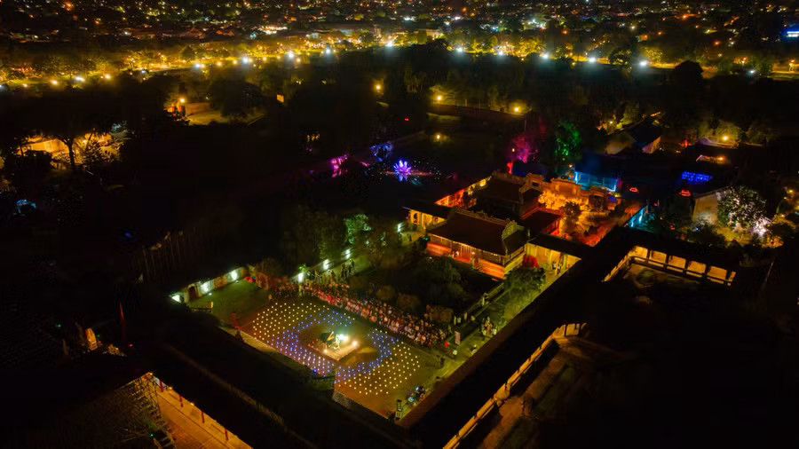 Vườn Thiệu Phương trong đêm diễn và không gian Đại Nội về đêm hiện lên huyễn hoặc, đẹp quyến rũ. Vườn Thiệu Phương trong đêm diễn và không gian Đại Nội về đêm hiện lên huyễn hoặc, đẹp quyến rũ.