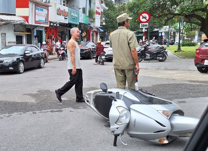 Trước đó, xe ô tô này đã tông xe máy và một xe ô tô Innova. Trước đó, xe ô tô này đã tông xe máy và một xe ô tô Innova.