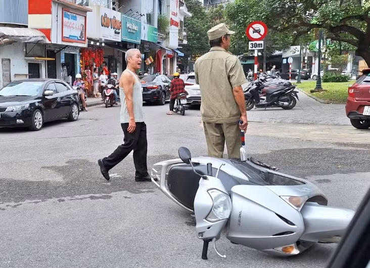 Trước đó, xe ô tô này đã tông xe máy và một xe ô tô Innova.