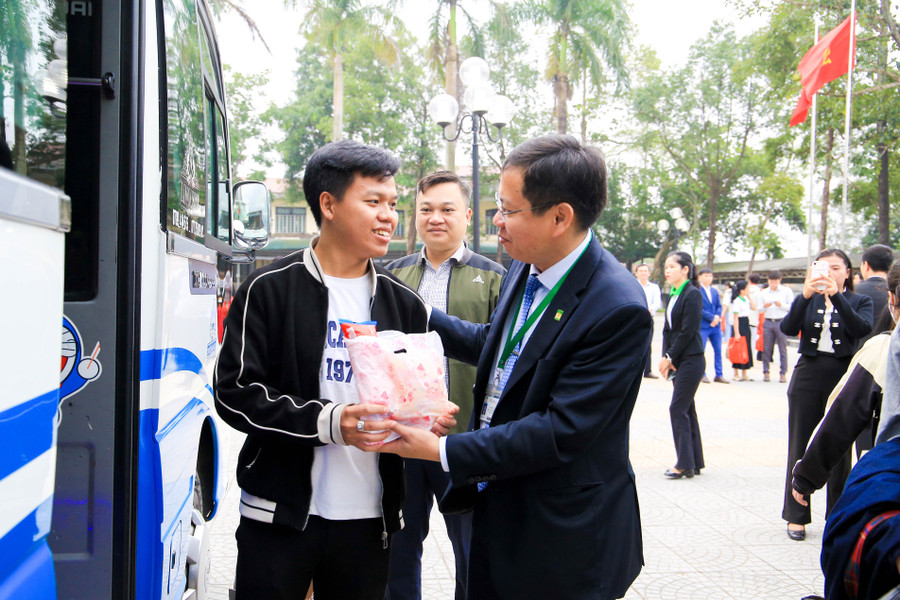 PGS.TS Trần Thanh Đức - Hiệu trưởng Trường ĐH Nông lâm, ĐH Huế gửi đồ ăn sáng, nước uống và chúc sinh viên về quê ăn Tết vui vẻ, ý nghĩa. PGS.TS Trần Thanh Đức - Hiệu trưởng Trường ĐH Nông lâm, ĐH Huế gửi đồ ăn sáng, nước uống và chúc sinh viên về quê ăn Tết vui vẻ, ý nghĩa.