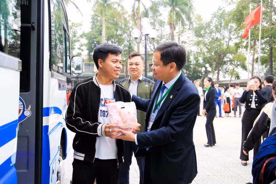 PGS.TS Trần Thanh Đức - Hiệu trưởng Trường ĐH Nông lâm, ĐH Huế gửi đồ ăn sáng, nước uống và chúc sinh viên về quê ăn Tết vui vẻ, ý nghĩa.