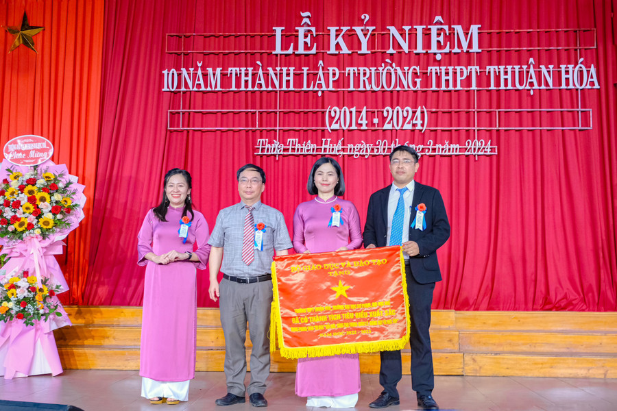 Lãnh đạo Trường nhận Cờ thi đua của Bộ GD&amp;ĐT.