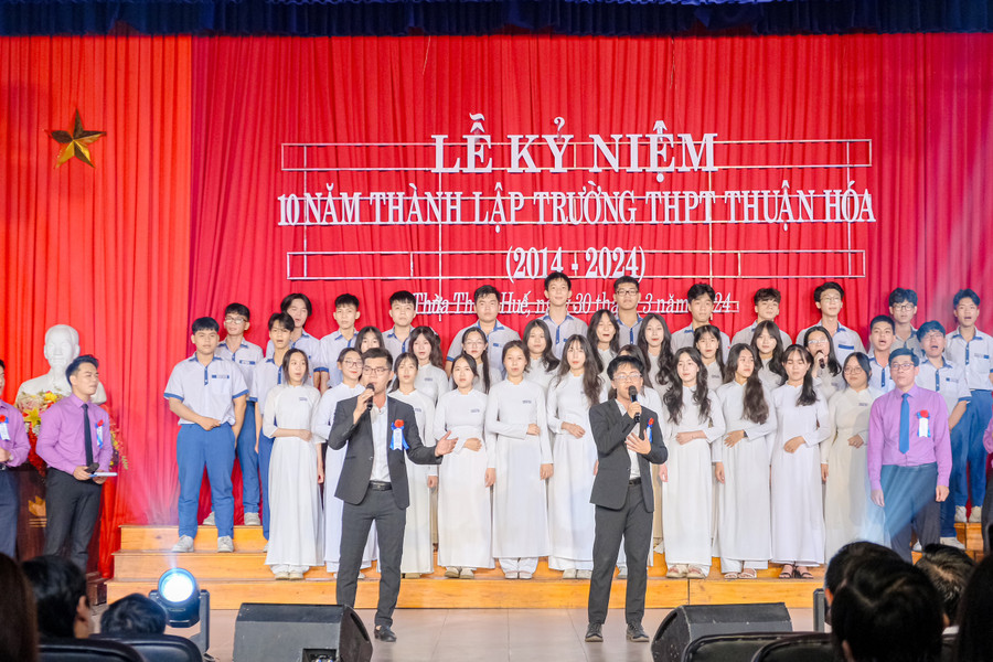 Các tiết mục văn nghệ do thầy trò nhà Trường thực hiện xúc động và sâu sắc.