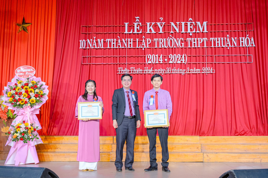 Khen thưởng các giáo viên Trường THPT Thuận Hóa. (Ảnh: Hoài Nam)