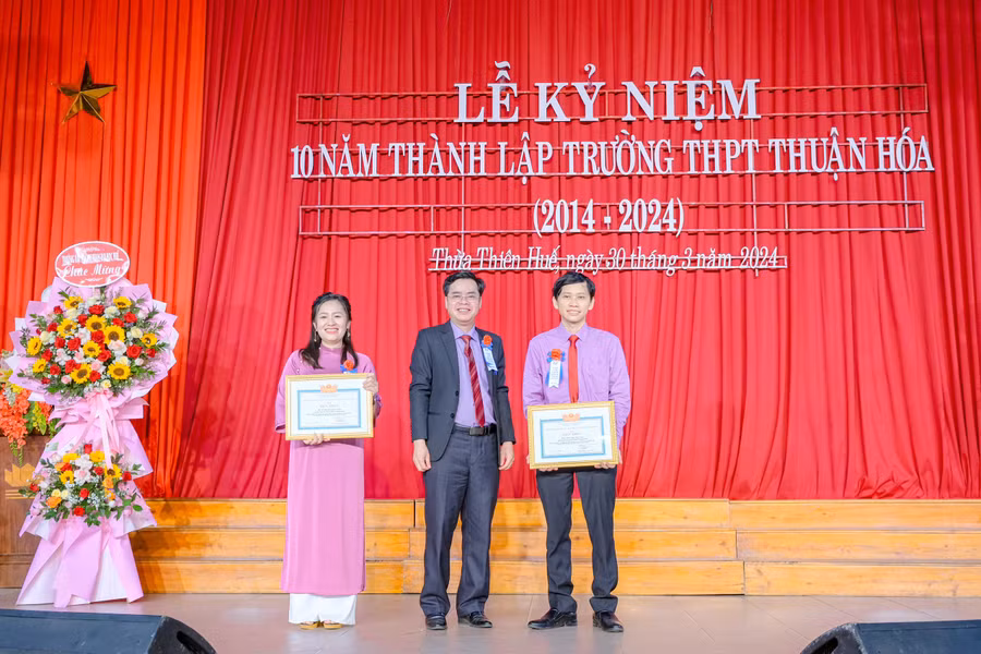 Khen thưởng các giáo viên Trường THPT Thuận Hóa. (Ảnh: Hoài Nam)