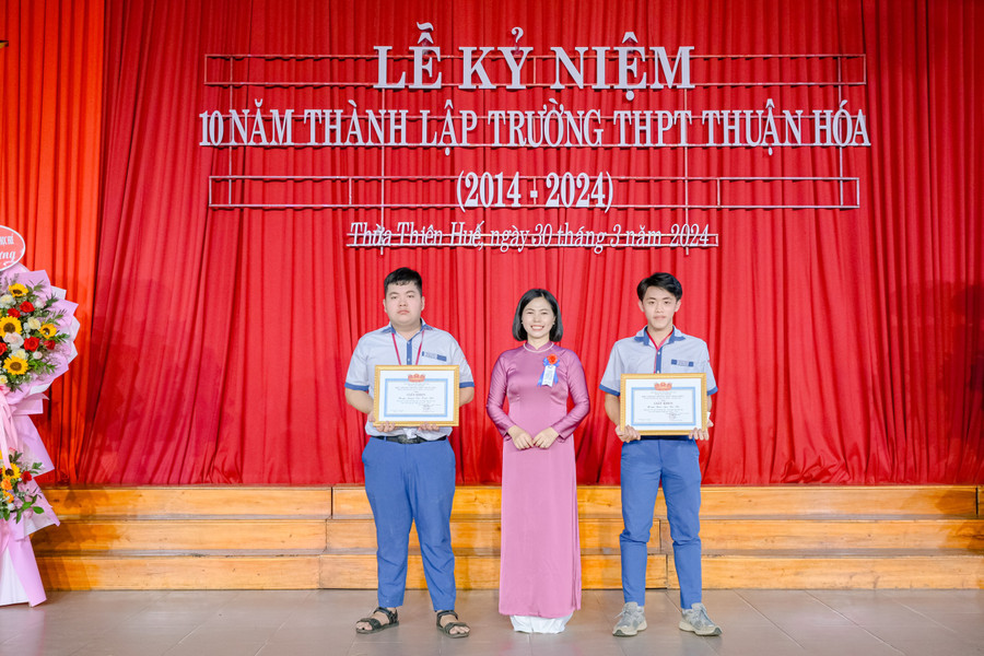 Khen thưởng các học sinh.