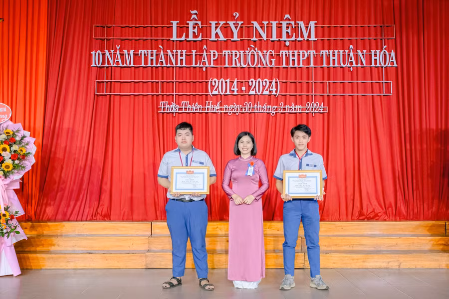 Khen thưởng các học sinh.