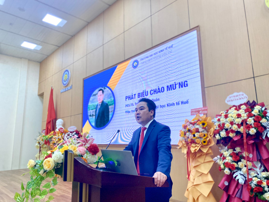 PGS.TS Trương Tấn Quân - Hiệu trưởng Trường ĐH Kinh tế, ĐH Huế phát biểu tại Hội nghị. PGS.TS Trương Tấn Quân - Hiệu trưởng Trường ĐH Kinh tế, ĐH Huế phát biểu tại Hội nghị.