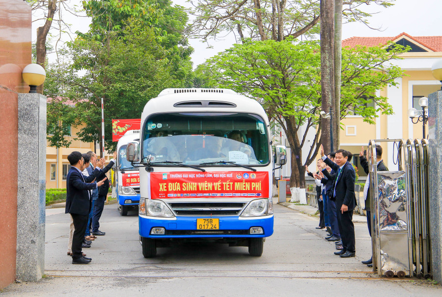 Thầy, cô đứng trước cổng trường chào tạm biệt sinh viên về quê ăn Tết. Thầy, cô đứng trước cổng trường chào tạm biệt sinh viên về quê ăn Tết.