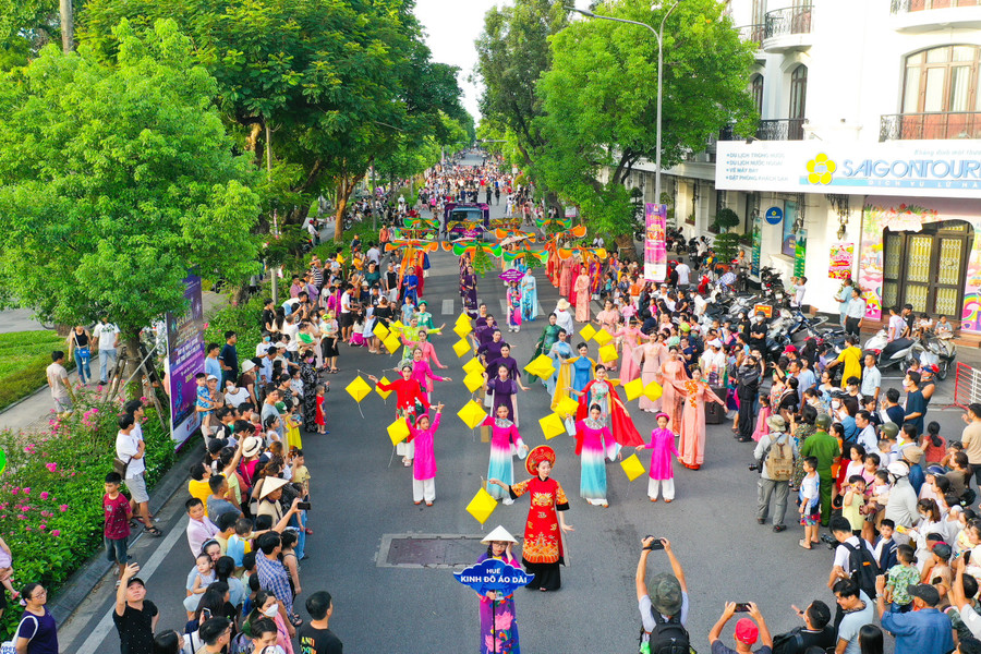 Hơn 100.000 du khách đến Huế du lịch, vui chơi trong Tuần lễ Festival Nghệ thuật quốc tế Huế 2024. Hơn 100.000 du khách đến Huế du lịch, vui chơi trong Tuần lễ Festival Nghệ thuật quốc tế Huế 2024.
