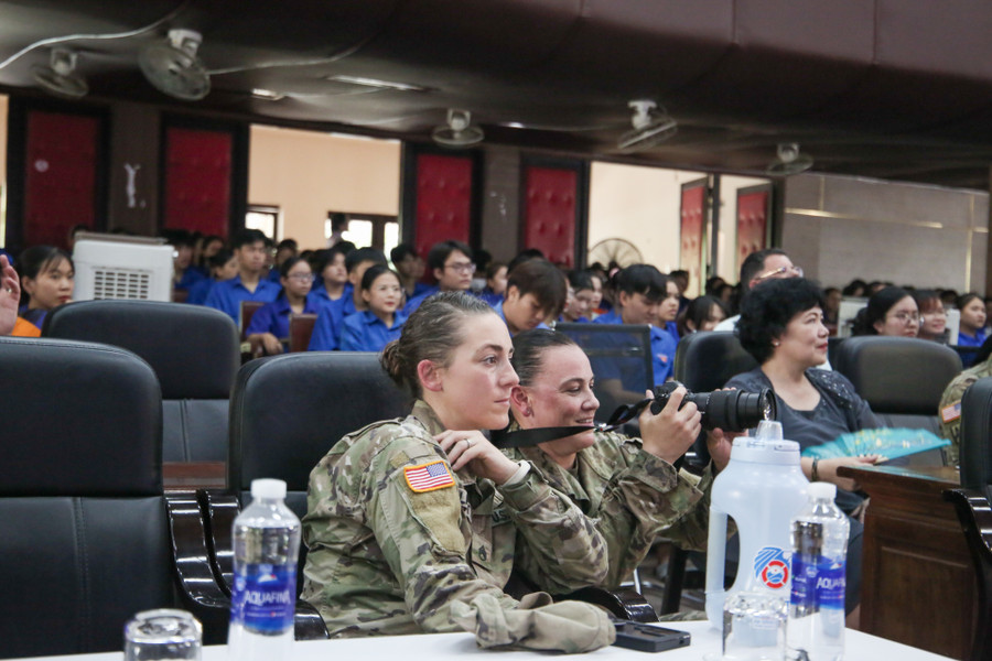 Lực lượng vệ binh Hoa Kỳ thích thú theo dõi các tiết mục văn nghệ.