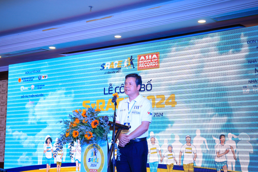 Ông Nguyễn Tân - Giám đốc Sở GD&ĐT tỉnh Thừa Thiên Huế cho biết, đây là dịp để học sinh,phụ huynh cùng thầy cô giáo tham gia vào chuỗi các sự kiện. Sở GD&ĐT cũng đã phối hợp với các đơn vị hoàn tất các công tác chuẩn bị cho chương trình. Ông Nguyễn Tân - Giám đốc Sở GD&ĐT tỉnh Thừa Thiên Huế cho biết, đây là dịp để học sinh,phụ huynh cùng thầy cô giáo tham gia vào chuỗi các sự kiện. Sở GD&ĐT cũng đã phối hợp với các đơn vị hoàn tất các công tác chuẩn bị cho chương trình.