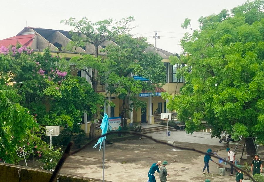 Phần mái trước các phòng học bị lốc thổi bay toàn bộ. Phần mái trước các phòng học bị lốc thổi bay toàn bộ.