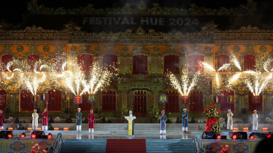 Khai mạc Tuần lễ Festival Nghệ thuật Quốc tế Huế 2024 trước điện Kiến Trung, Hoàng Thành Huế. (Ảnh: Ngọc Hiếu)